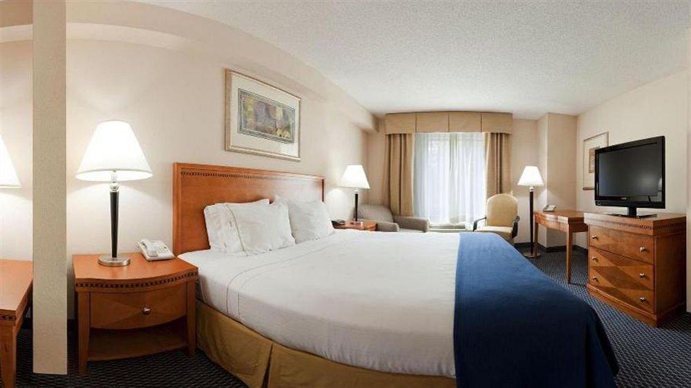 Holiday Inn Express Richmond-Brandermill-Hull Street By Ihg Экстерьер фото